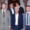 Ông Võ Văn Hoan (giữa), Phó Chủ tịch UBND Thành phố Hồ Chí Minh tiếp ông Vadim Sheronov (bên phải), Tổng Giám đốc Công ty Royal HaskoningDHV Việt Nam. (Ảnh: Xuân Khu/TTXVN)