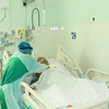 Nhân viên y tế chăm sóc bệnh nhân COVID-19 tại Khoa Bệnh Nhiệt đới, Bệnh viện Chợ Rẫy Thành phố Hồ Chí Minh. (Ảnh: Đinh Hằng/TTXVN)