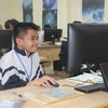 Với cậu bé "xương thủy tinh" Nguyễn Thanh Quang, tin học và tiếng anh là hai môn học yêu thích để sau này em có thể thực hiện được ước mơ trở thành kỹ sư phần mềm của mình. (Ảnh: Hoàng Ngà/TTXVN)