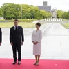 Tổng thống Pháp Emmanuel Macron chụp ảnh với Thủ tướng Nhật Bản Fumio Kishida và phu nhân Yuko Kishida tại Công viên Tưởng niệm Hòa bình trong chuyến dự Hội nghị thượng đỉnh G7 ở Hiroshima, Nhật Bản, ngày 19/5. (Nguồn: Reuters)