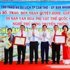 Đại diện lãnh đạo UBND thành phố Cần Thơ trao quyết định Di sản Văn hóa phi Vật thể Quốc gia Làng nghề làm bánh tráng Thuận Hưng cho đại diện chính quyền địa phương. (Ảnh: TTXVN phát)