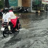 Mưa lớn gây ngập khiến cho người dân di chuyển khó khăn tại thành phố Sóc Trăng. (Ảnh Tuấn Phi/TTXVN)