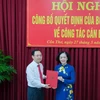 Bà Trương Thị Mai, Ủy viên Bộ Chính trị, Thường trực Ban Bí thư, Trưởng Ban Tổ chức Trung ương trao quyết định của Bộ Chính trị cho đồng chí Nguyễn Văn Hiếu. (Ảnh: Ngọc Thiện/TTXVN)