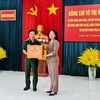 Phó Chủ tịch nước Võ Thị Ánh Xuân tặng quà cho cán bộ, chiến sỹ Biên phòng Rạch Gốc. (Ảnh: Huỳnh Anh/TTXVN)