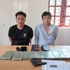 Hai đối tượng Ly A Hoa, Chang Tơ Vàng và tang vật bị bắt giữ trong chuyên án. (Ảnh: TTXVN phát)