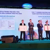 Đại diện các tổ chức quốc tế trao chứng nhận trung hòa carbon cho lãnh đạo nhà máy sữa và trang trại của Vinamilk tại Nghệ An. (Nguồn: PV/Vietnam+)