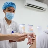 Tiêm vaccine phòng COVID-19 cho người dân. (Ảnh: Minh Sơn/Vietnam+)