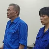 "Cặp đôi" lừa đảo Lại Thị Vân và Phạm Bá Trạc tại phiên tòa sơ thẩm. (Nguồn: Báo Lao động)