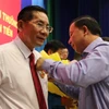 Ông Nguyễn Văn Út, Chủ tịch UBND tỉnh Long An trao Huân chương Lao động hạng Ba cho cá nhân vì có thành tích xuất sắc trong công tác từ năm 2017 đến năm 2022. (Ảnh: Thanh Bình/TTXVN)