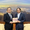 Chủ tịch UBND tỉnh Lào Cai Trịnh Xuân Trường (phải) tặng quà Đại sứ Đặc mệnh toàn quyền Nhật Bản tại Việt Nam Yamada Takio. (Ảnh: Quốc Khánh/TTXVN)