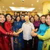 Tổng Bí thư Nguyễn Phú Trọng cùng các đồng chí lãnh đạo Đảng, Nhà nước trong buổi gặp mặt Nhóm nữ đại biểu Quốc hội Việt Nam khóa XV. (Ảnh: Trí Dũng/TTXVN)