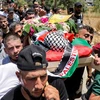 Những người đưa tang khiêng thi thể của cậu bé 2 tuổi rưỡi Mohammed Haitham al-Tamimi trong đám tang của cậu ở làng Nabi Saleh ở Bờ Tây, ngày 6/6. (Nguồn: AFP) 