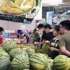 Người tiêu dùng Thành phố Hồ Chí Minh chọn mua trái cây tại siêu thị. (Ảnh: Mỹ Phương/TTXVN)