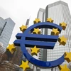 Biểu tượng đồng euro ở phía trước trụ sở Ngân hàng trung ương châu Âu tại Frankfurt am Main, Đức. (Ảnh: AFP/TTXVN)