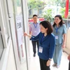 Phó Chủ tịch UBND thành phố Hà Nội Vũ Thu Hà kiểm tra tại điểm thi trường THCS Ngô Sĩ Liên, quận Hoàn Kiếm. (Ảnh: Thanh Tùng/TTXVN)