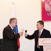 Ông Dương Anh Đức (phải), Phó Chủ tịch UBND Thành phố Hồ Chí Minh chúc mừng ông Sadykov Timur Sirozhevich (phải), Tổng lãnh sự Liên bang Nga tại Thành phố Hồ Chí Minh. (Ảnh: Xuân Khu/TTXVN)