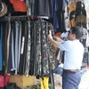 Đội Quản lý thị trường số 1 kiểm tra cửa hàng bán quần áo rằn ri tại đường Ngô Quyền, thành phố Kon Tum. (Ảnh: Cao Nguyên/TTXVN)