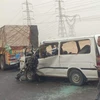 Hiện trường nơi một chiếc xe tải va chạm với một chiếc xe buýt nhỏ trên một con đường sa mạc ở phía nam Cairo, Ai Cập. (Nguồn: Xinhua)