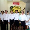 Chủ tịch UBND thành phố Cần Thơ Trần Việt Trường đến thăm, chúc mừng Cơ quan thường trú Thông tấn xã Việt Nam tại thành phố Cần Thơ. (Ảnh: Ảnh: Minh Trung/TTXVN)