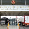 Xe chở quả vải tươi chờ làm thủ tục tại Cửa khẩu quốc tế đường bộ số II Kim Thành xuất khẩu sang Trung Quốc. (Ảnh: Quốc Khánh/TTXVN)
