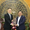 Phó Chủ tịch UBND tỉnh Long An Huỳnh Văn Sơn (phải) và Phó Chủ tịch Công ty TNHH Samsung Engineering Han Sangdeog tại buổi tiếp. (Ảnh: Thanh Bình/TTXVN)