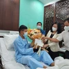 Bộ trưởng Bộ Y tế Đào Hồng Lan thăm, tặng quà chúc mừng ca ghép tim xuyên Việt vừa được phẫu thuật thành công ngày 6/7 vừa qua tại Bệnh viện Trung ương Huế. (Ảnh: Mai Trang/TTXVN)