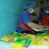Đóng gói sản phẩm gạo từ hút khi chân không của doanh nghiệp Phước Thành 2, phường Tân Khánh, thành phố Tân An, tỉnh Long An. (Ảnh: Thanh Binh/TTXVN)