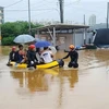 Lực lượng cứu hộ sơ tán người dân khỏi khu vực ngập lụt ở thành phố Gongju, Hàn Quốc ngày 15/7 vừa qua. (Ảnh: Yonhap/TTXVN)