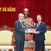 Bí Thư Thành ủy Đà Nẵng Nguyễn Văn Quảng tặng quà lưu niệm cho Đại sứ Trung quốc tại Việt Nam. (Ảnh: Văn Dũng/TTXVN)