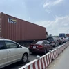 Hàng nghìn ôtô, xe máy xếp hàng kéo dài nhiều km trên đường Đồng Văn Cống hướng về phà Cát Lái. (Ảnh: Mạnh Linh/Báo Tin tức)
