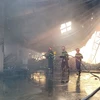 Lực lượng Cảnh sát phòng cháy chữa cháy và cứu nạn cứu hộ, Công an tỉnh Gia Lai nỗ lực dập lửa. (Ảnh: Hoài Nam/TTXVN)