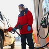 Bơm xăng cho phương tiện tại một trạm xăng ở tỉnh Giang Tô, Trung Quốc. (Ảnh: THX/TTXVN)