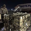 Hàng viện trợ quân sự của Mỹ cho Ukraine, được đưa xuống từ một chiếc máy bay tại Sân bay Quốc tế Boryspil, Ukraine ngày 13/2/2022. (Nguồn: Reuters)