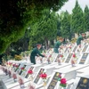 Các cựu chiến binh thắp hương tưởng nhớ các liệt sỹ tại Nghĩa trang Liệt sỹ Quốc gia Vị Xuyên, tỉnh Hà GIang. (Ảnh: Nam Thái/TTXVN)