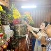 Các đại biểu dâng hương tại Đền thờ Bác Hồ và các Anh hùng Liệt sỹ tại thành phố Đồng Hới, tỉnh Quảng Bình. (Ảnh: Võ Dung/TTXVN)