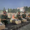 Đoàn viên, thanh niên của các lực lượng thắp nến tại các phần mộ của Nghĩa trang Liệt sỹ Quốc gia Đường 9. (Ảnh: Thanh Thủy/TTXVN)