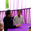 Ngay sau khi khảo sát hiện trường, Phó Thủ tướng Trần Lưu Quang đã đến thăm hỏi, động viên gia đình Thượng úy Lê Ánh Sáng, 33 tuổi, thành phố Bảo Lộc. (Ảnh: Nguyễn Dũng/TTXVN)