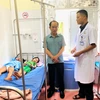 Điều trị cho các cháu nhỏ bị ngộ độc do ăn quả hồng châu tại Bệnh viện Đa khoa tỉnh Hà Giang. (Nguồn: Minh Tâm/TTXVN)