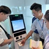 Hệ thống làm thủ tục tự động Self check-in kiosk xuất vé lên tàu bay cho hành khách sau khi hoàn thành thủ tục. (Ảnh: Trần Lê Lâm/TTXVN)