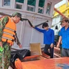 Tổ công tác Bộ đội Biên phòng tỉnh Kiên Giang kiểm tra một tàu vận chuyển trái phép dầu DO. (Ảnh minh họa: TTXVN phát)
