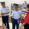 Cán bộ Đội số 1, Cục Quản lý Thị trường tỉnh Thanh Hóa kiểm tra hàng hóa tại một siêu thị thuộc thành phố Thanh Hóa. (Ảnh: TTXVN phát)
