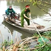 Đoàn viên làm vệ sinh môi trường hệ thống thủy lợi Bắc Hưng Hải. (Ảnh: Mai Ngoan/TTXVN)