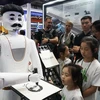 Một robot vẽ tranh tại Hội nghị Robot Thế giới 2023 ở thủ đô Bắc Kinh, Trung Quốc, ngày 17/8. (Nguồn: Xinhua)