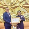 Chủ tịch Liên hiệp các tổ chức Hữu nghị Việt Nam Nguyễn Phương Nga trao Kỷ niệm chương 'Vì hòa bình, hữu nghị giữa các dân tộc" cho Đại sứ Yerlan Baizhanov. (Nguồn: Báo Quốc tế)