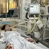 Một trong 2 người nghi bị ngộ độc sau khi uống rượu, đang điều trị tại Bệnh viện Đa khoa tỉnh Cà Mau. (Ảnh: TTXVN phát)