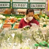 Người tiêu dùng chọn mua các loại nông sản được trồng tại tỉnh Tây Ninh, phân phối tại hệ thống siêu thị Co.op Mart. (Ảnh: Minh Phú/TTXVN)