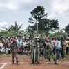 Phiến quân Codeco và các thành viên của cộng đồng Lendu tham dự cuộc gặp với các cựu lãnh đạo ở Wadda, tỉnh Ituri, ngày 19/9/2020 (Nguồn: AFP)