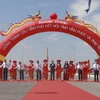 Lãnh đạo hai tỉnh Vĩnh Phúc và Phú Thọ cùng các đại biểu cắt băng khánh thành cầu Vĩnh Phú. (Ảnh: Hoàng Hùng/TTXVN)