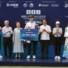 Vận động viên Aaron Wilkin nhận giải thưởng và Cup vô địch Giải BRG Open Golf Championship Danang 2023. (Ảnh: Trần Lê Lâm/TTXVN)