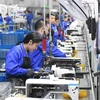 Công nhân làm việc tại Nhà máy Jack Sewing Machine ở tỉnh Chiết Giang, Trung Quốc. (Ảnh: THX/TTXVN)